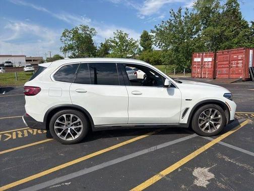 Alpine White 2022 BMW X5 PHEV xDrive45e