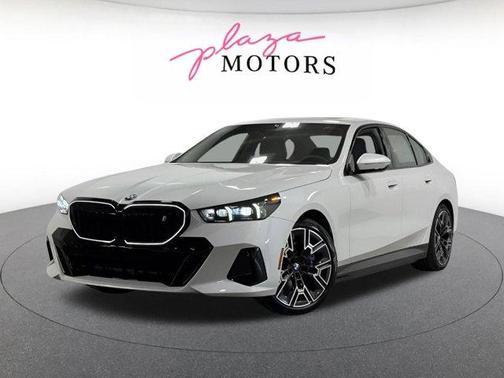 Mineral White Metallic 2026 BMW i5 xDrive40