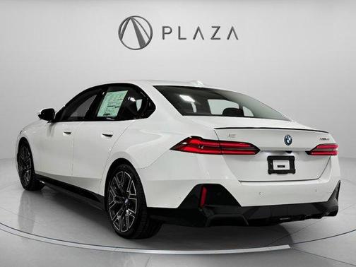 Mineral White Metallic 2026 BMW i5 xDrive40