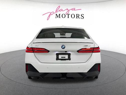 Mineral White Metallic 2026 BMW i5 xDrive40