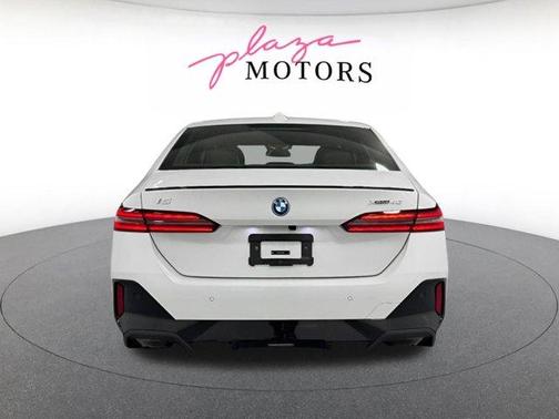Mineral White Metallic 2026 BMW i5 xDrive40