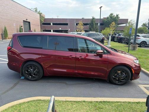 Velvet Red Pearlcoat 2022 Chrysler Pacifica Hybrid Limited