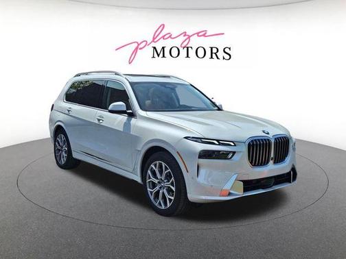 Mineral White Metallic 2026 BMW X7 xDrive40i