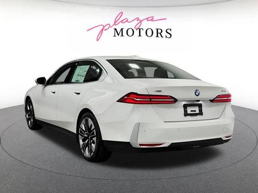 Alpine White 2026 BMW 530 i xDrive