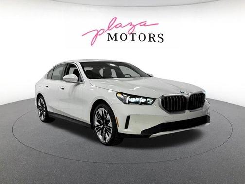 Alpine White 2026 BMW 530 i xDrive