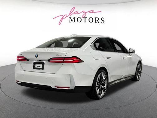 Alpine White 2026 BMW 530 i xDrive