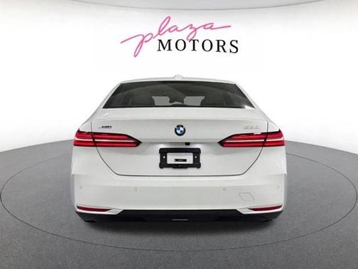 Alpine White 2026 BMW 530 i xDrive
