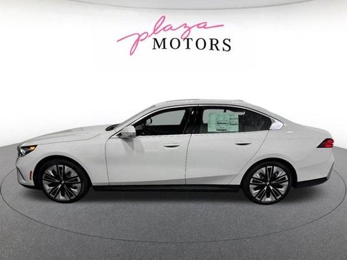 Alpine White 2026 BMW 530 i xDrive