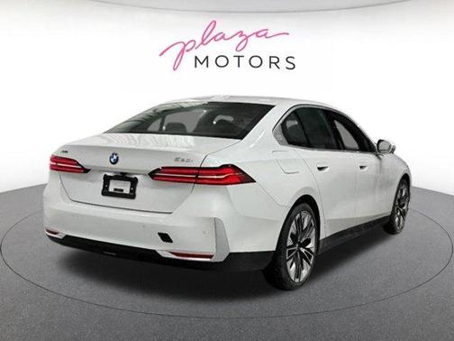 Mineral White Metallic 2026 BMW 530 i xDrive