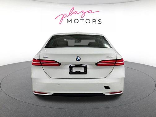 Mineral White Metallic 2026 BMW 530 i xDrive