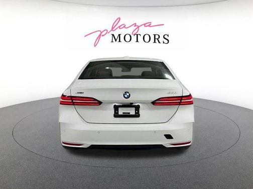Mineral White Metallic 2026 BMW 530 i xDrive
