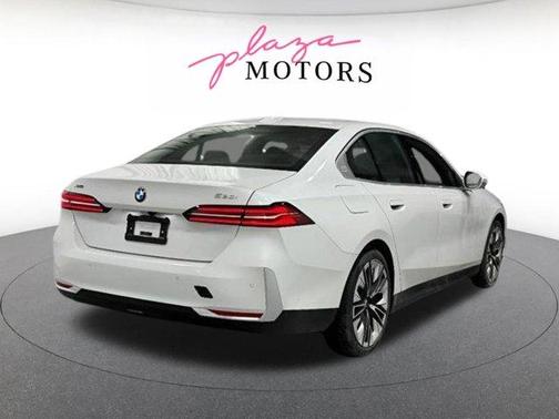 Mineral White Metallic 2026 BMW 530 i xDrive