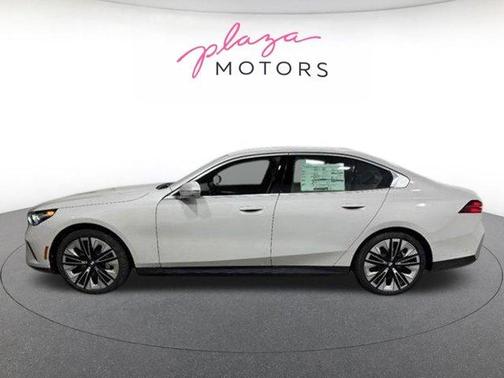 Mineral White Metallic 2026 BMW 530 i xDrive