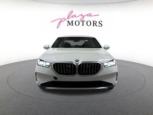 Mineral White Metallic 2026 BMW 530 i xDrive