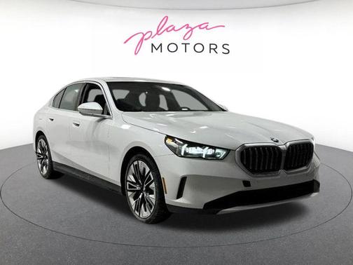 Mineral White Metallic 2026 BMW 530 i xDrive