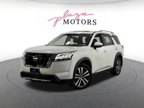 White 2023 Nissan Pathfinder Platinum