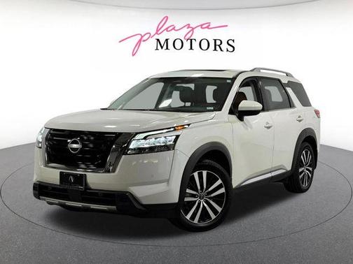 White 2023 Nissan Pathfinder Platinum