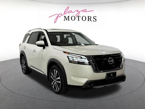White 2023 Nissan Pathfinder Platinum