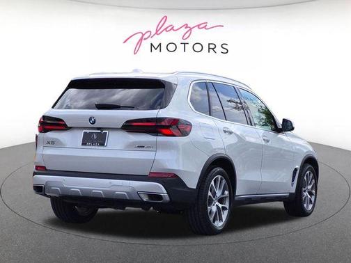 Mineral White Metallic 2026 BMW X5 xDrive40i