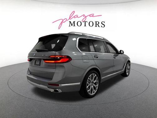 Gray Metallic 2026 BMW X7 xDrive40i