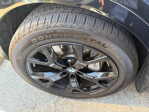 Black Sapphire Metallic 2025 BMW X7 xDrive40i