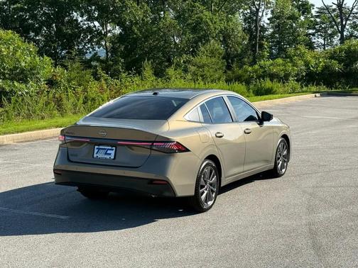 Gold 2026 Nissan Sentra SL