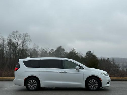 2022 Chrysler Pacifica Hybrid Touring L
