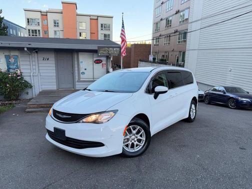 Bright White Clearcoat 2018 Chrysler Pacifica LX