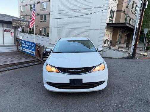 Bright White Clearcoat 2018 Chrysler Pacifica LX
