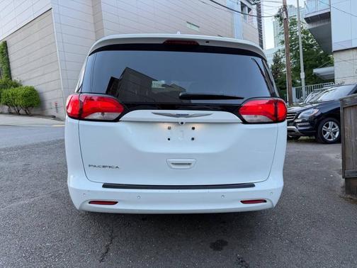 Bright White Clearcoat 2018 Chrysler Pacifica LX