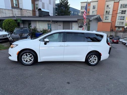 Bright White Clearcoat 2018 Chrysler Pacifica LX