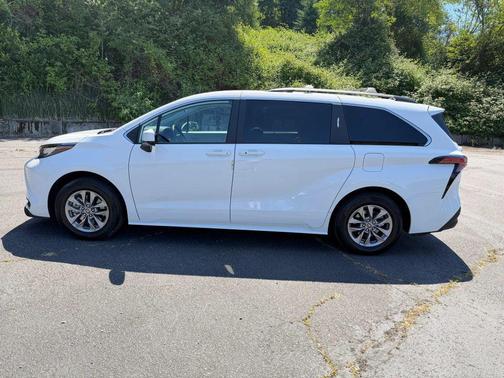 White 2022 Toyota Sienna LE