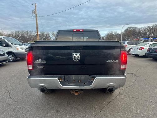 2011 Dodge Ram 1500 4WD Crew Cab 140.5'' Big Horn