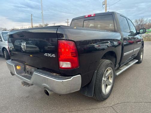 2011 Dodge Ram 1500 4WD Crew Cab 140.5'' Big Horn