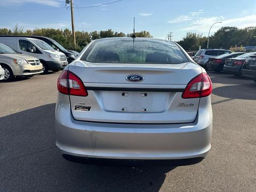 2013 Ford Fiesta 4dr Sdn SE