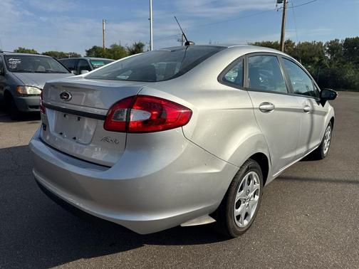 2013 Ford Fiesta 4dr Sdn SE