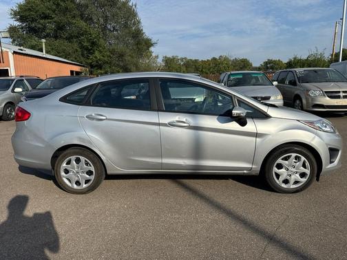 2013 Ford Fiesta 4dr Sdn SE