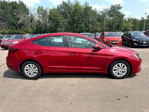 2019 Hyundai ELANTRA SE