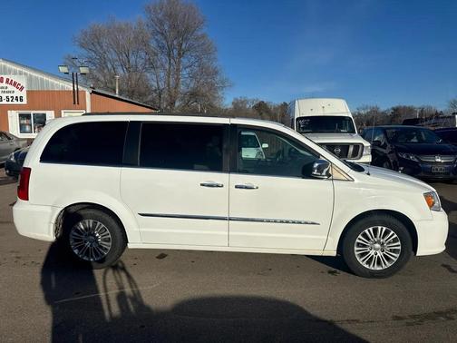 2016 Chrysler Town & Country Touring-L