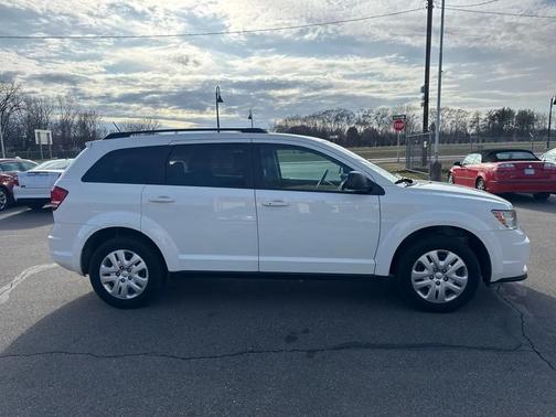 White 2018 Dodge Journey SE