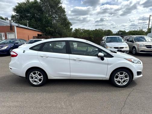 2015 Ford Fiesta 4dr Sdn SE
