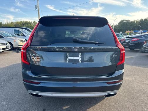 2016 Volvo XC90 T6 Momentum