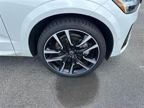 2023 Volvo XC60 B6 Ultimate Dark Theme