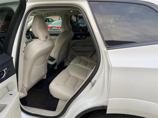 2023 Volvo XC60 B6 Ultimate Dark Theme