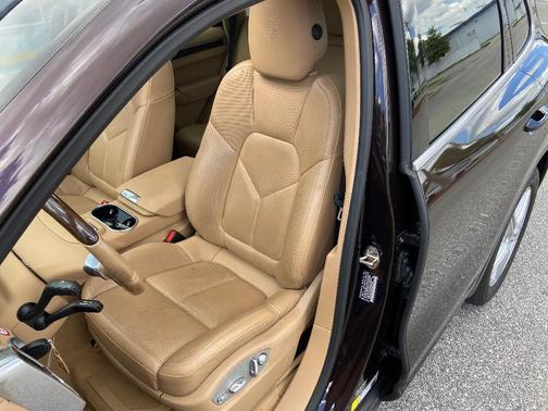 2014 Porsche Cayenne Platinum Edition