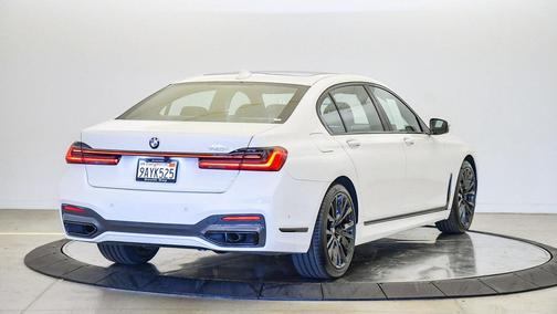 2022 BMW 740 i