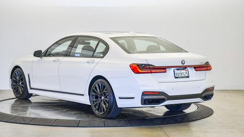 2022 BMW 740 i