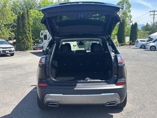 Diamond Black Crystal Pearlcoat 2022 Jeep Cherokee Limited