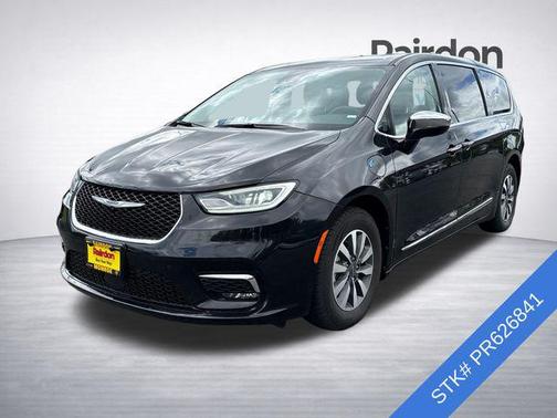 Brilliant Black Crystal Pearlcoat 2023 Chrysler Pacifica Hybrid Limited