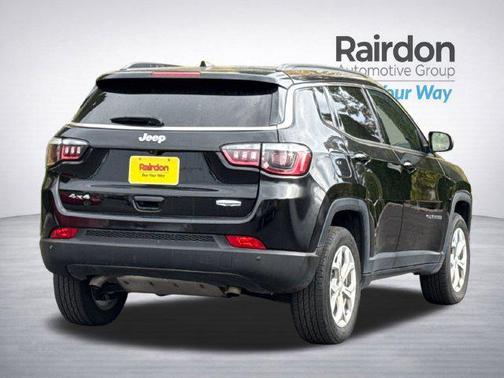Diamond Black Crystal Pearlcoat 2024 Jeep Compass Latitude